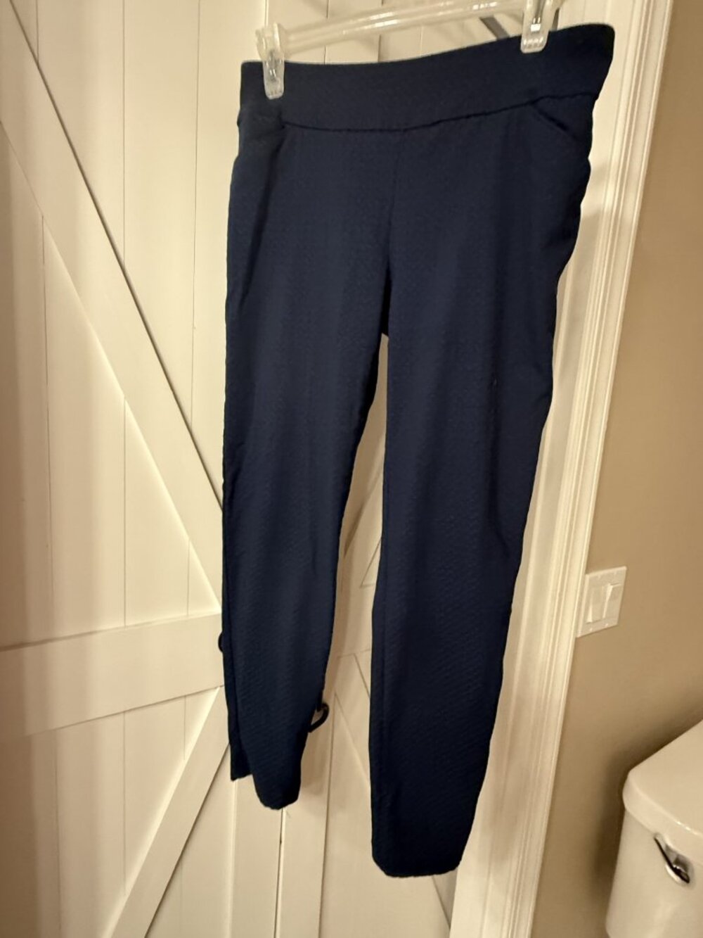 VERSONA WOMENS NAVY CAPRI'S SIZE 6 WITH A SLIGHT PRINT